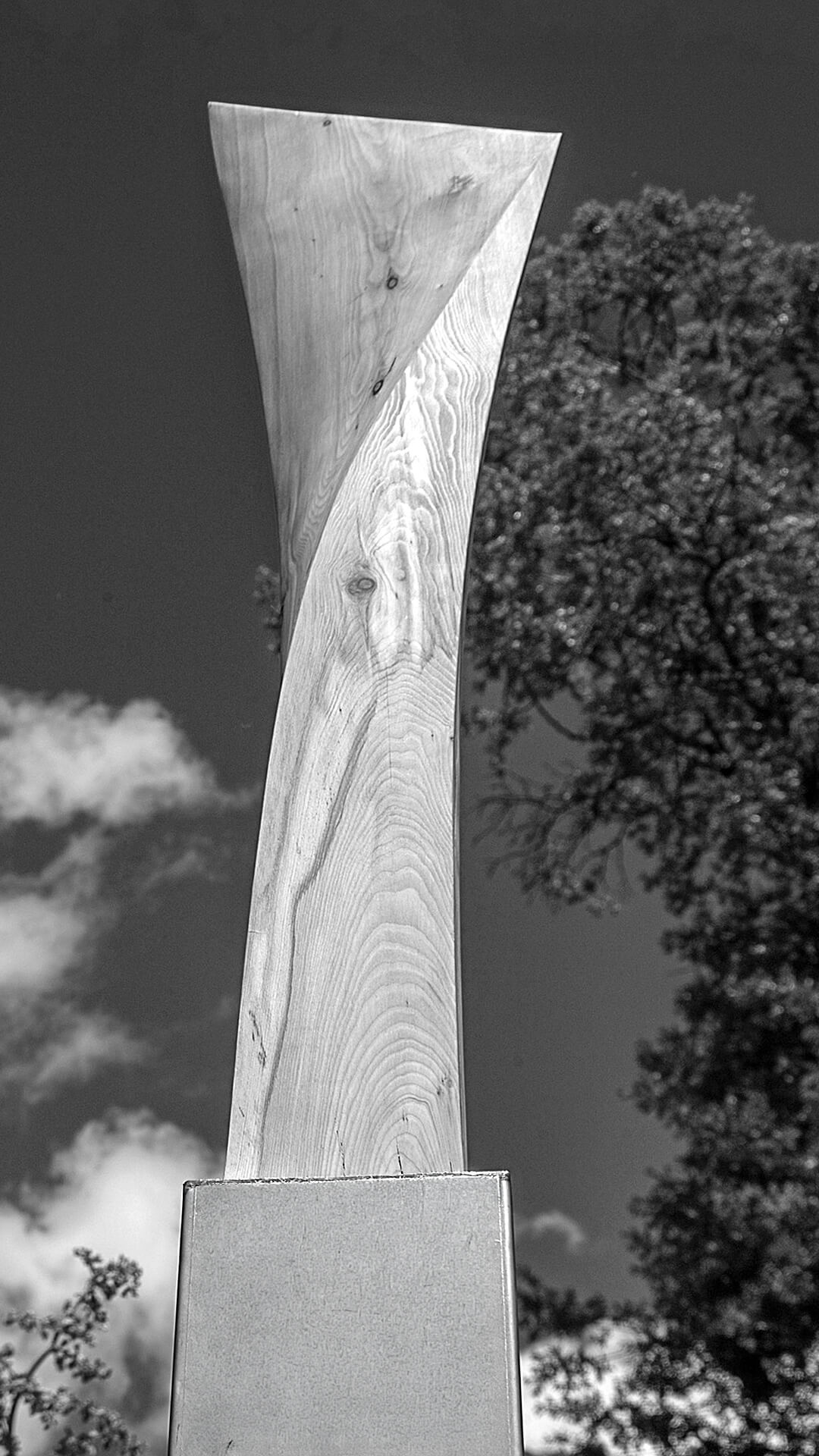 bieri-skulpturen-kunst-im-park-pontresina-2006-laerchenholz-2neu
